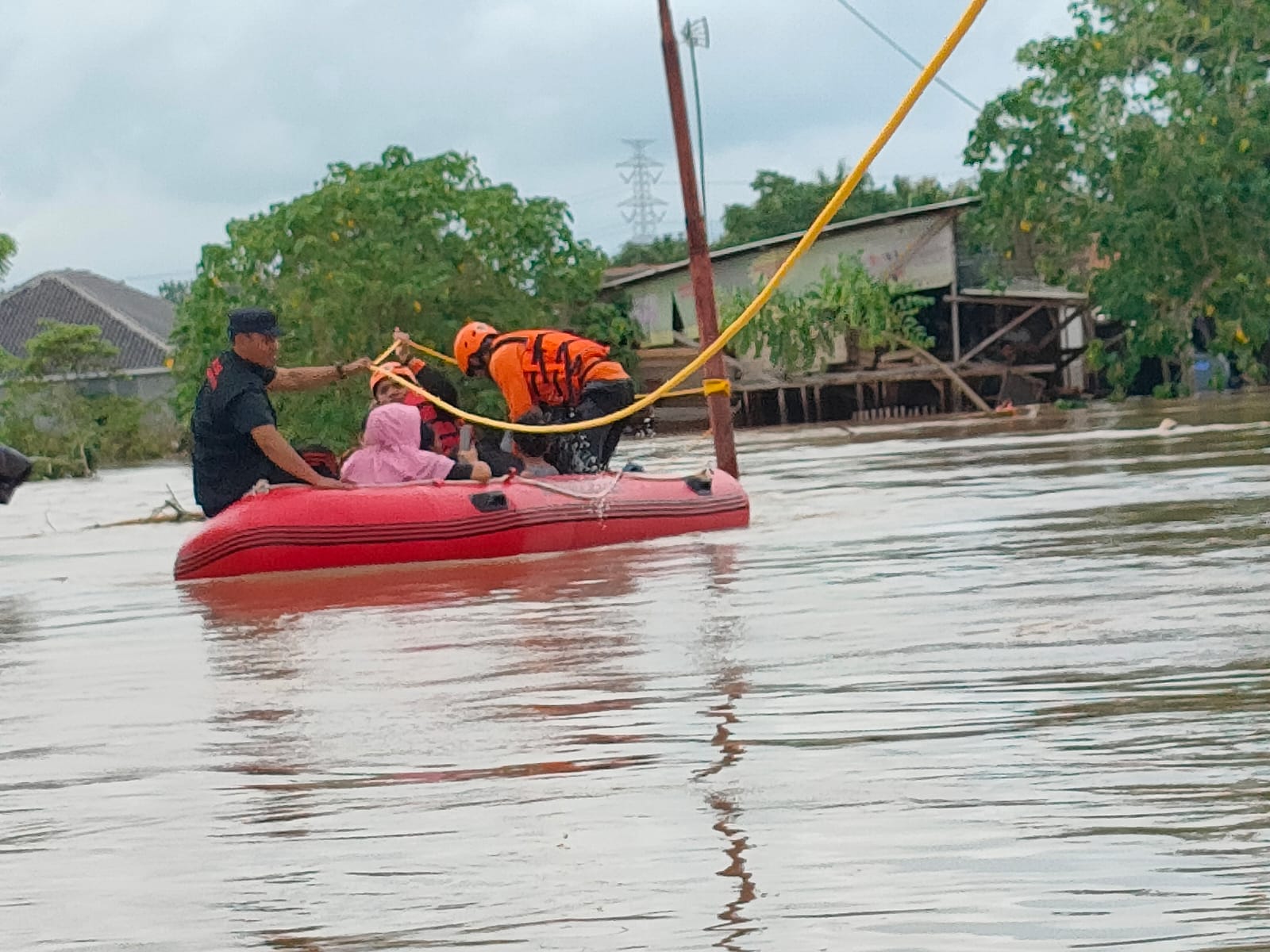 Bantuan Evakuasi Banjir di Kota Serang Dispora Bersama TRC 2805 Kwarcab Kota Tangerang