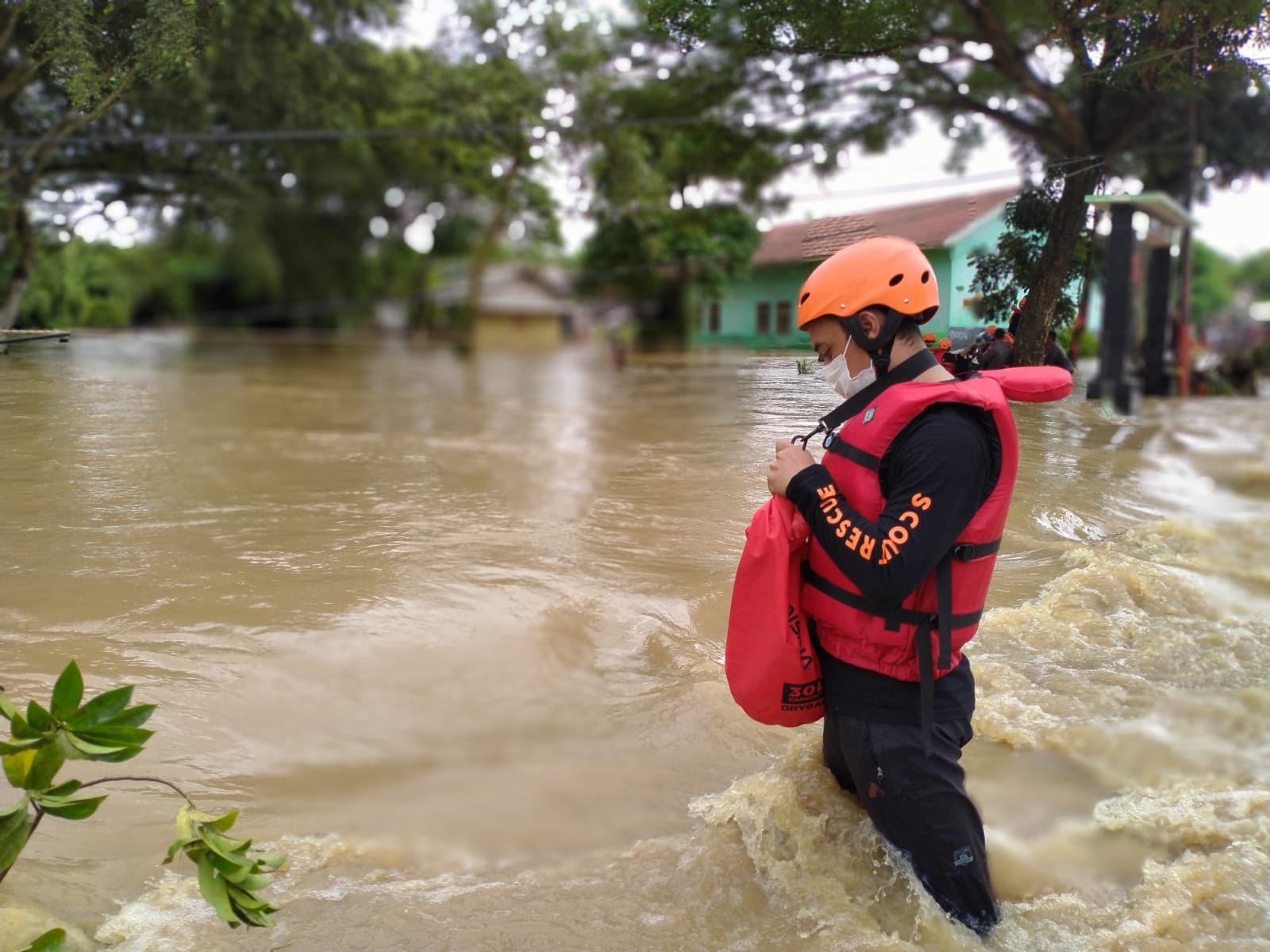 Bantuan Evakuasi Banjir di Kota Serang Dispora Bersama TRC 2805 Kwarcab Kota Tangerang
