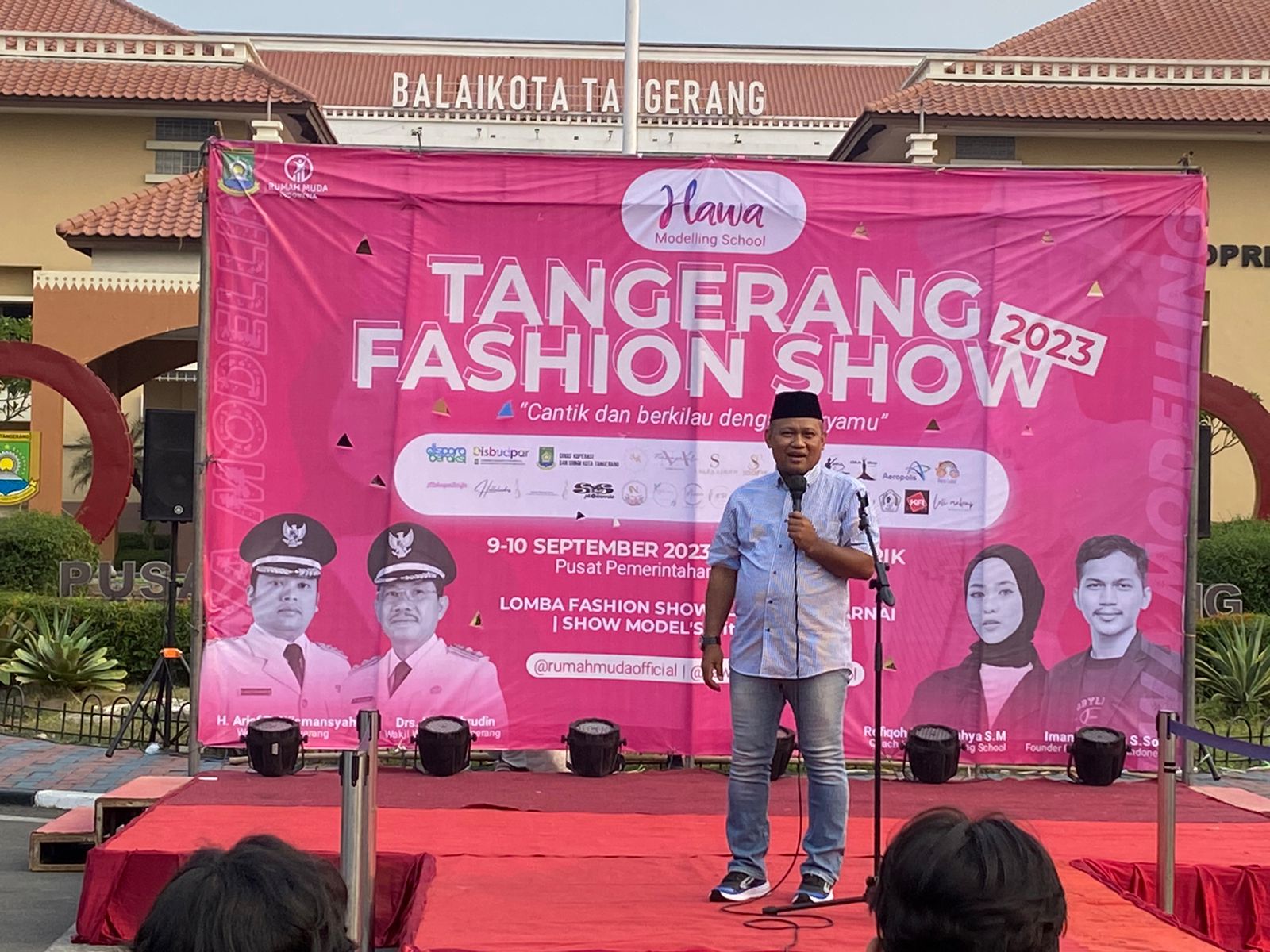 Membuka Kegiatan Tangerang Fashion Show di Taman Elektrik Puspem Kota Tangerang