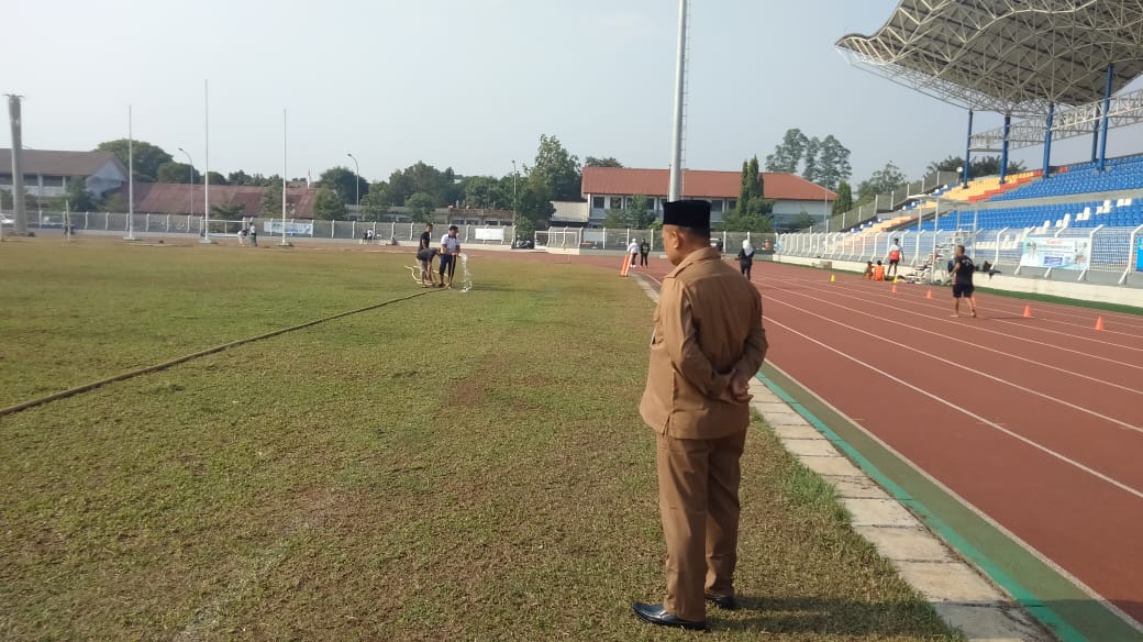 Monitoring penyiraman rumput stadion Benteng rebond