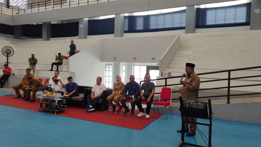 Membuka kejuaraan Tangerang open badminton 2023 di gor gondrong